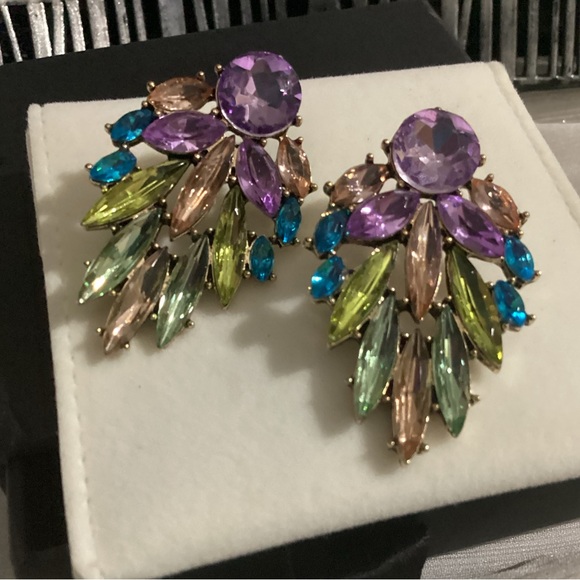 - 💗Beautiful GoldTone Colorful Floral Crystal Earrings - Picture 9 of 17